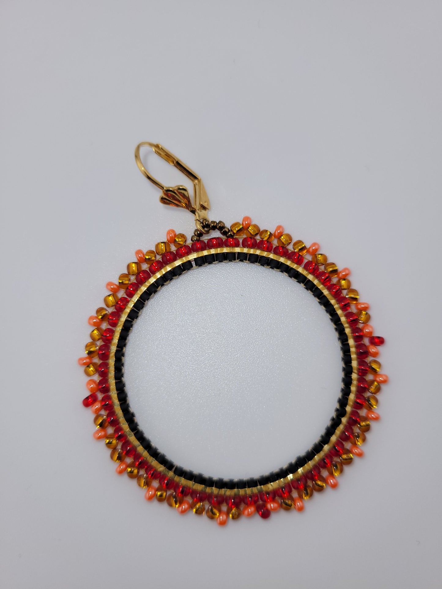 Boucles d'oreilles créoles tissées rouge Madurai
