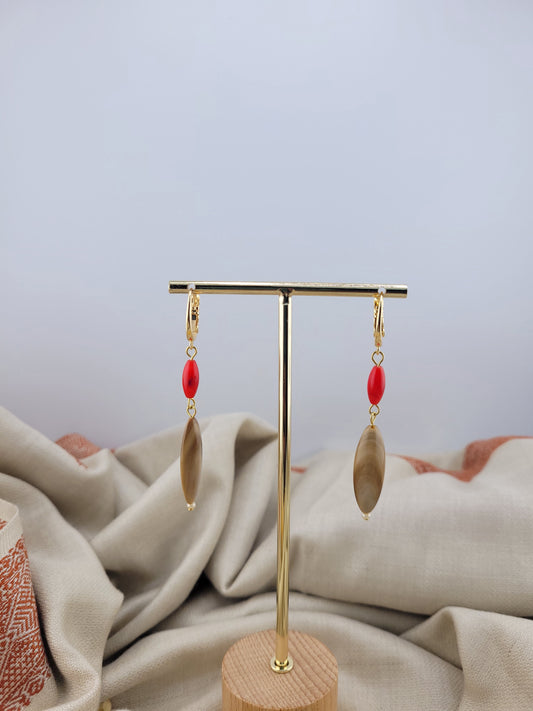 Boucles d'oreilles pendantes en perles coquillage beige Imperatriz