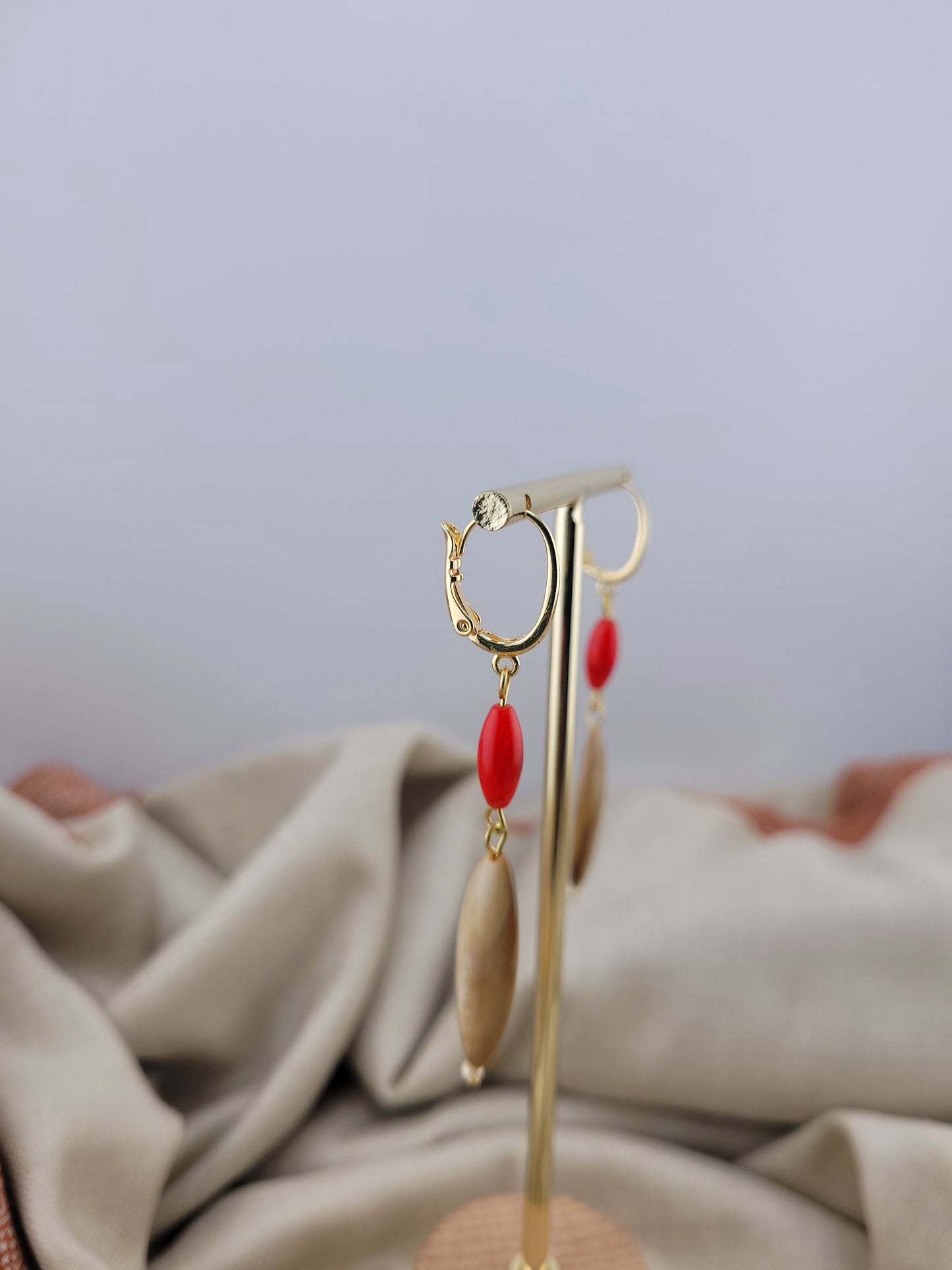 Boucles d'oreilles pendantes en perles coquillage beige Imperatriz