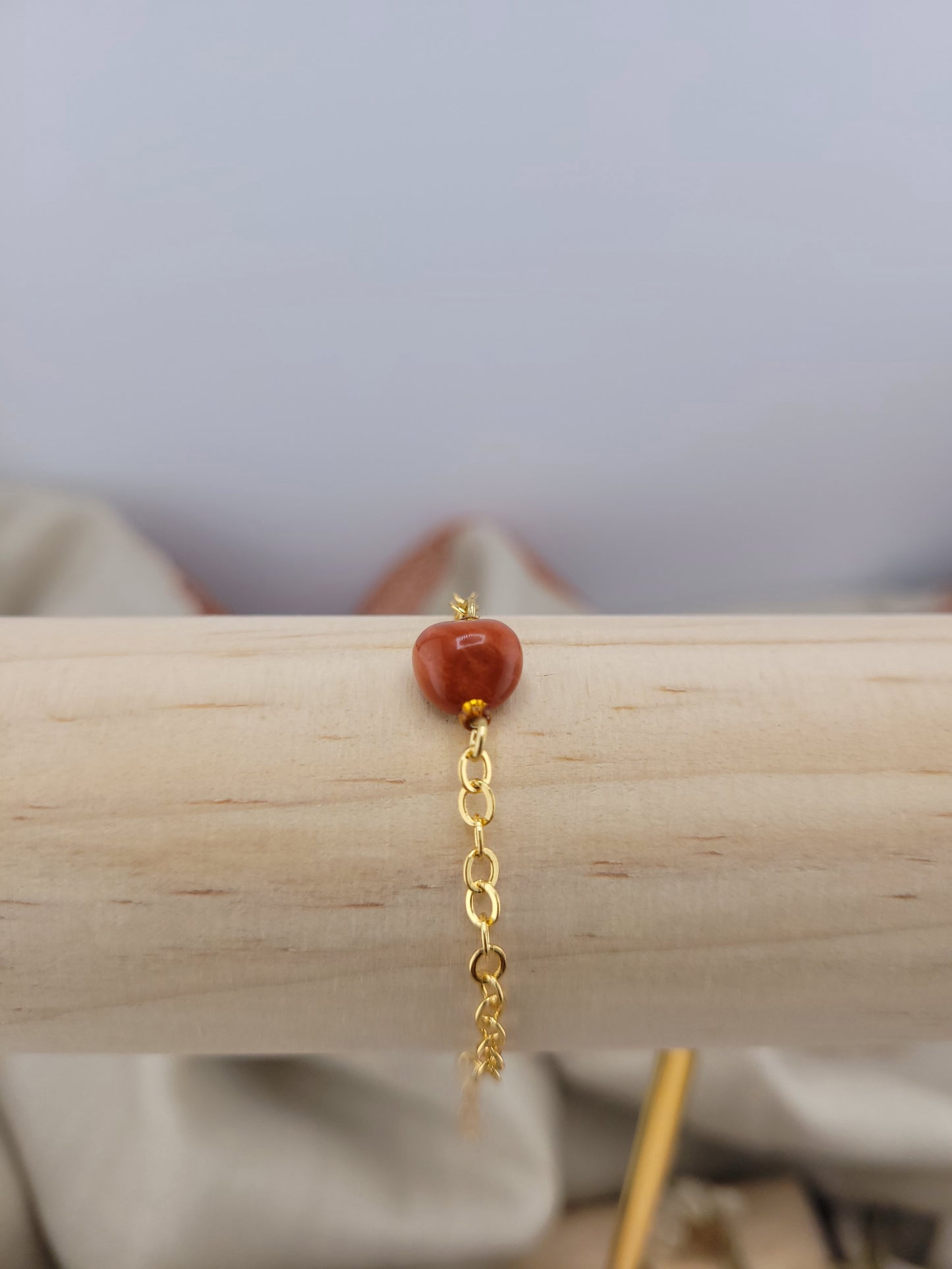 Gourmette solitaire en jaspe rouge Ihosy